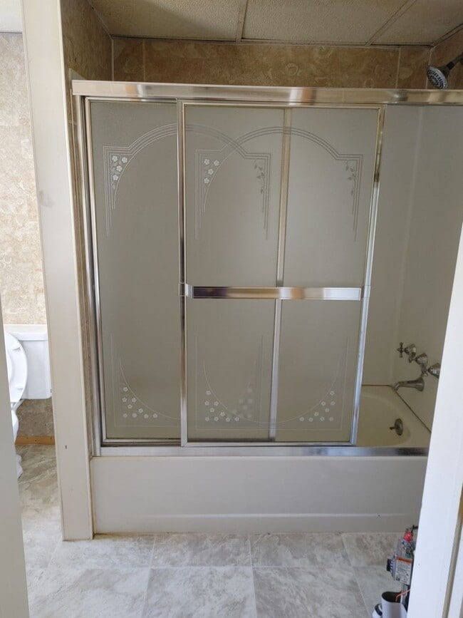 Building Photo - EDGEWOOD 2 BEDROOM RANCHER