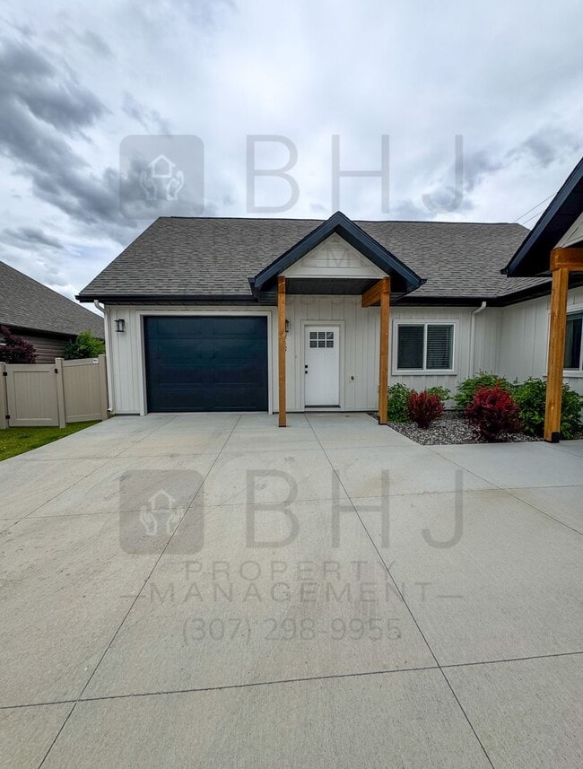 Building Photo - 2165-2167 Skyview W Dr