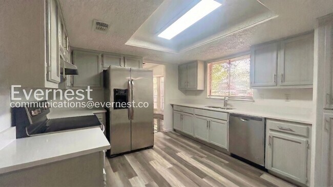 Foto del edificio - 8311 Shallow Creek Dr