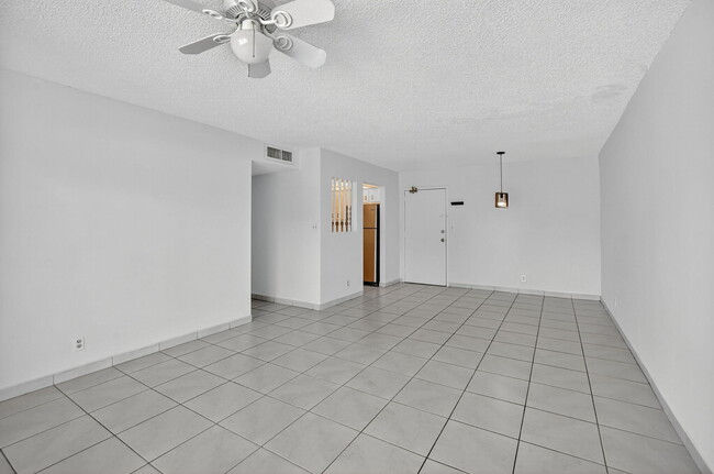Foto del edificio - 704 SE 2nd Ave
