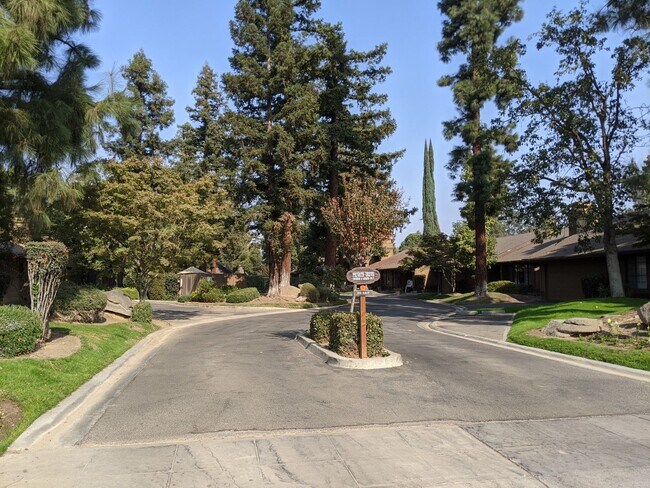 Foto del edificio - Spacious Bullard Area condo, recently upda...