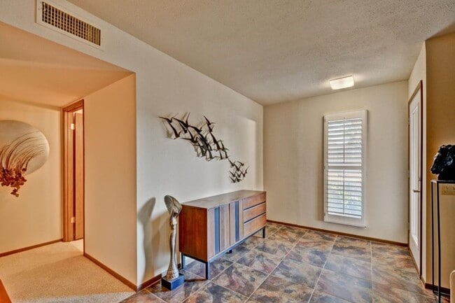 Building Photo - 10122 W Willow Creek Cir