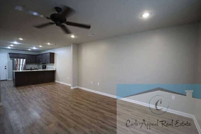 Foto del edificio - Move in special $800!! Luxury 2 bed, 1 bath duplex - recent construction!! Washer, dryer and inte...