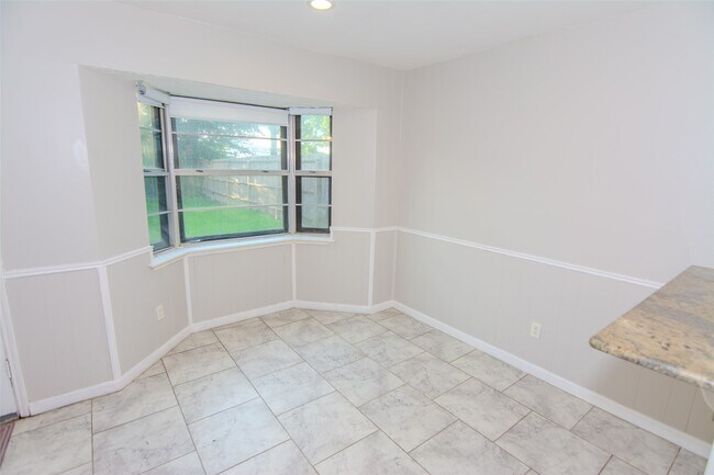 Building Photo - 116 White Cedar St