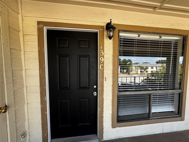 Building Photo - 1705 Crossing Pl