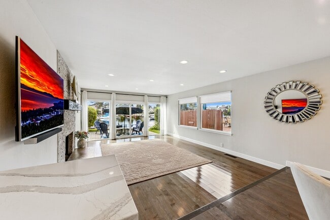 Foto del edificio - 464 Christie Dr
