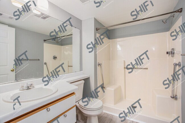 Foto del edificio - 3065 Poplar Creek - Updated Condo