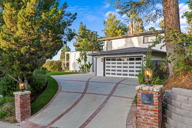 Building Photo - 4920 Tarzana Woods Dr