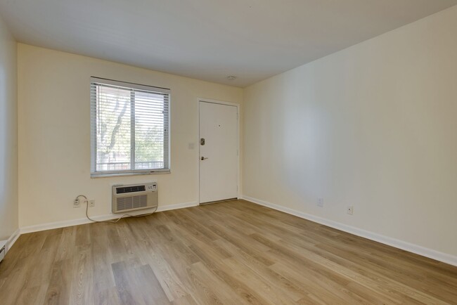 Building Photo - 3600 Hillsboro Pike