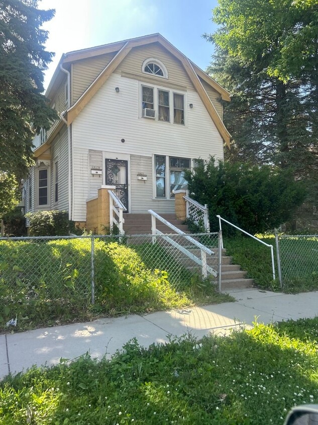 Primary Photo - Comfortable 2BR Home – Low Deposit Program...
