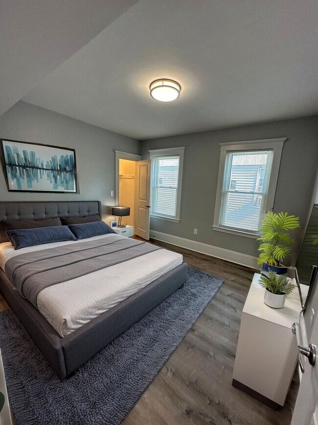 Building Photo - Charming 3 Bedroom-No Broker Fee