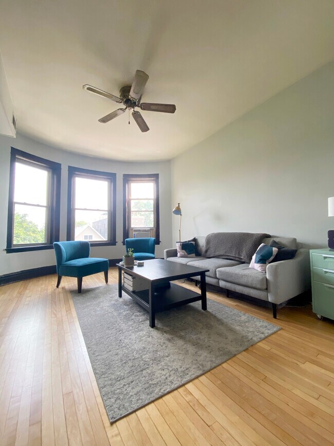 Living room - 2317 W Roscoe St