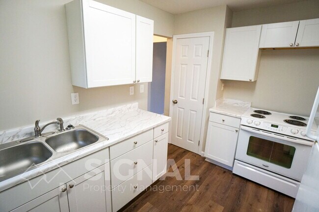 Foto del edificio - 712 Robison Dr