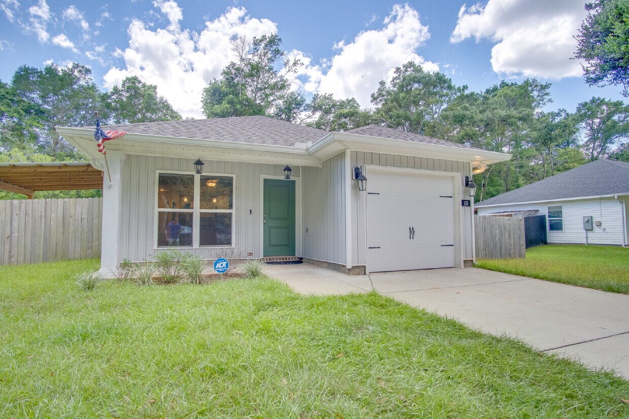 Foto principal - Modern 3/2 Home with Garage, Fenced Yard, ...