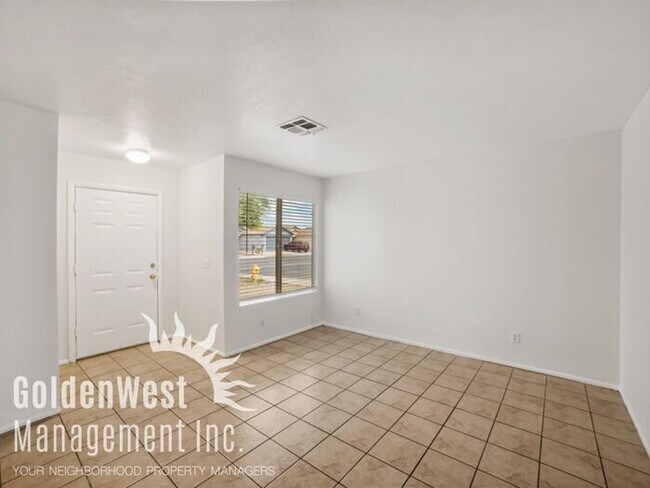 Building Photo - Stunning 3Bdm 2Ba Home with a Private Yard.