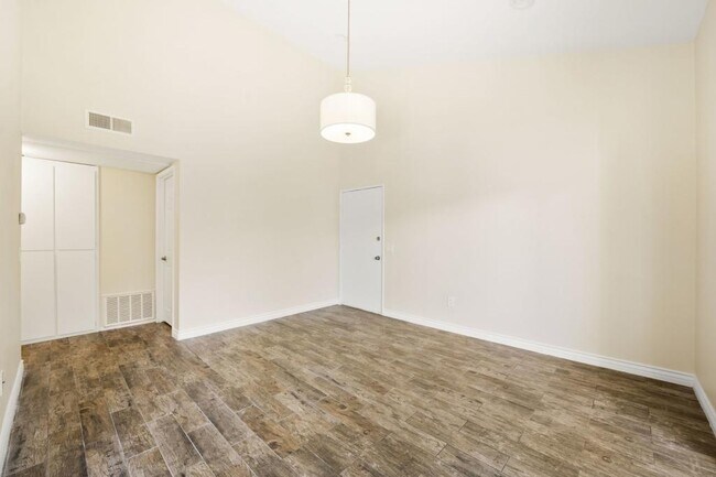 Building Photo - 1811 E Grand Ave