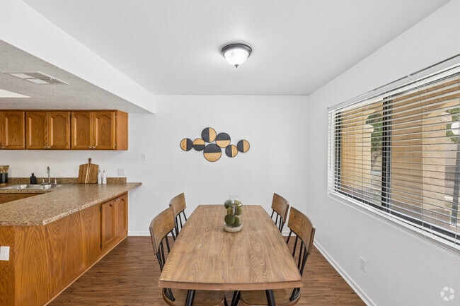 Carefree - 2 habitaciones, 2 baños - 1150 pies cuadrados - Comedor - The Fountains at Lake Pleasant