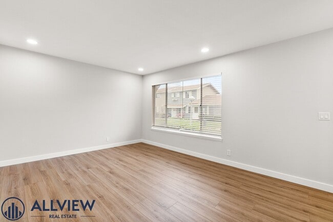 Foto del edificio - 1 Bed/1 Bath Available in Huntington Beach