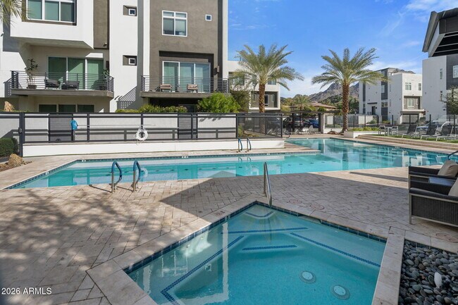 Foto del edificio - 1717 E Morten Ave