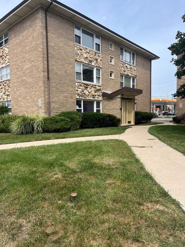 Building Photo - 3182 W Meadow Ln Dr