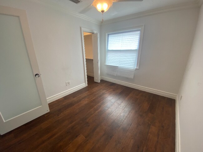 Building Photo - 828 SW 43rd Ave