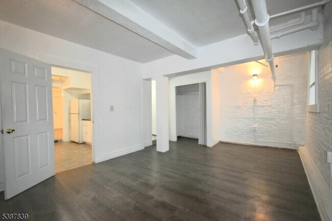 Foto del edificio - 148 Chancellor Ave