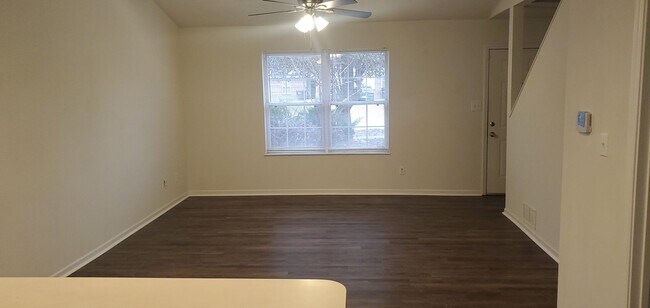 Foto del edificio - 5109-5111-5111 Geyser Blvd