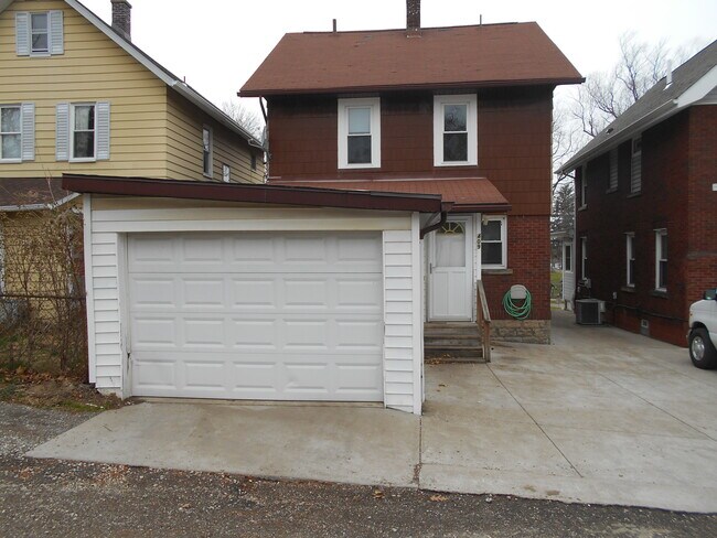 Building Photo - 409 W 26th St