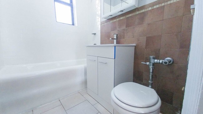 Foto del edificio - 471 E 45th St