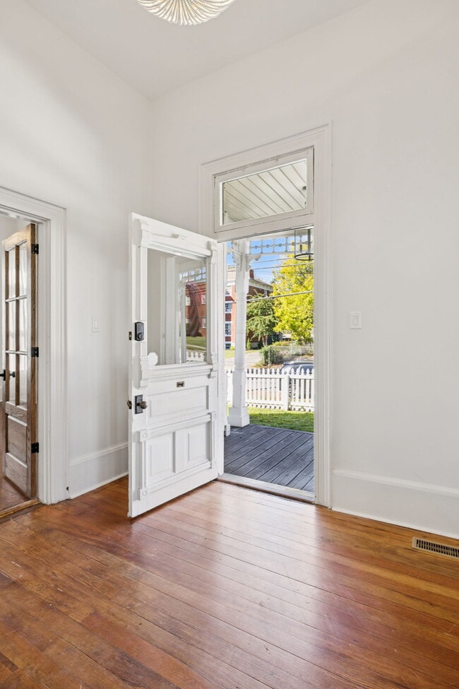 Foto del edificio - 911 S High St