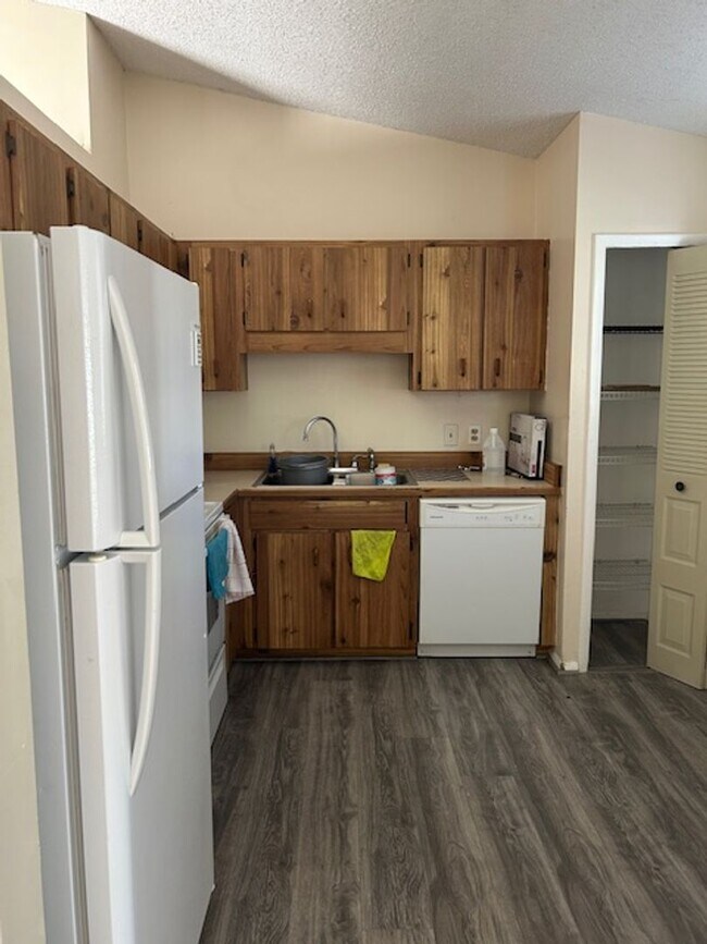 Building Photo - 3 bedroom, 2 bath home