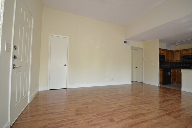 Building Photo - Lovely 1/1 Corner Unit in GATED ~ LAKEFRONT community in Altamonte Springs!