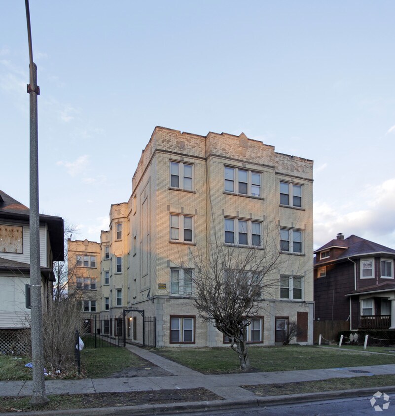 824826 S 17th Ave, Maywood, IL 60153 Apartments in Maywood, IL