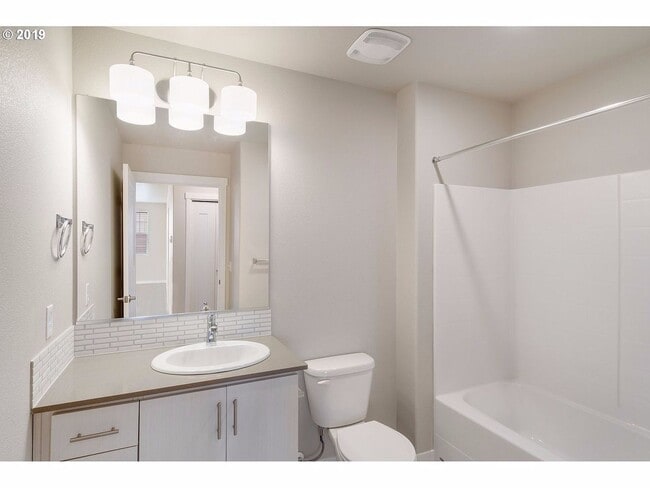 Building Photo - Great Condo with amenities