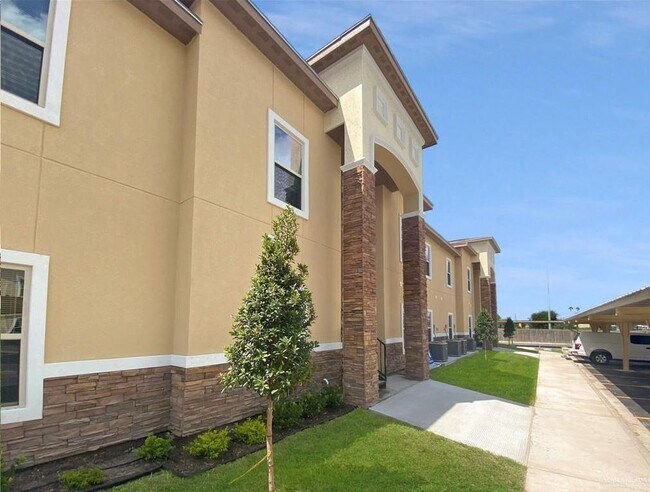 Building Photo - 901 E redbud Ave. Apt. 305