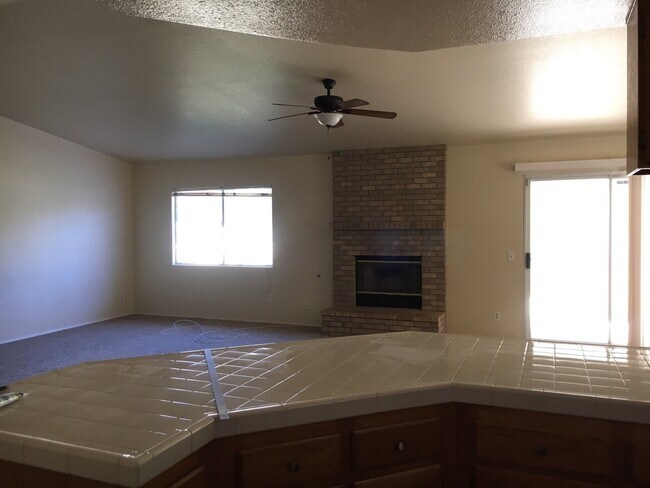 Foto del edificio - Westside location! Beautiful Single Story On Large Corner Lot