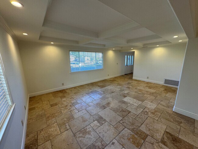Foto del edificio - Spacious East Ventura Home- Many Interior Upgrades and Large Backyard!