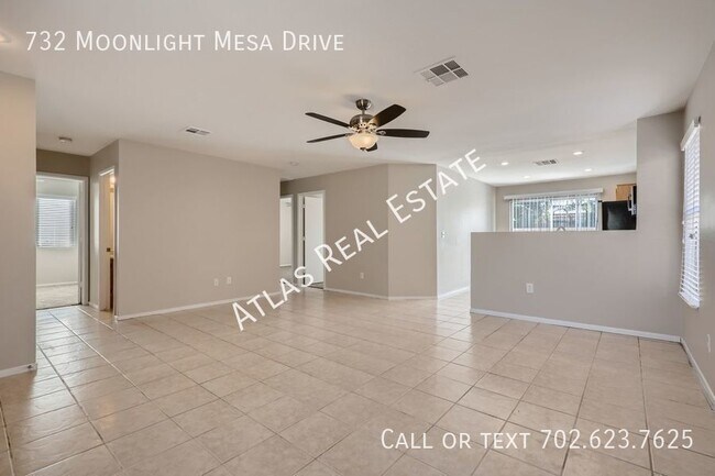 Building Photo - AVAILABLE NOW! Spacious 3 Bedroom Home wit...