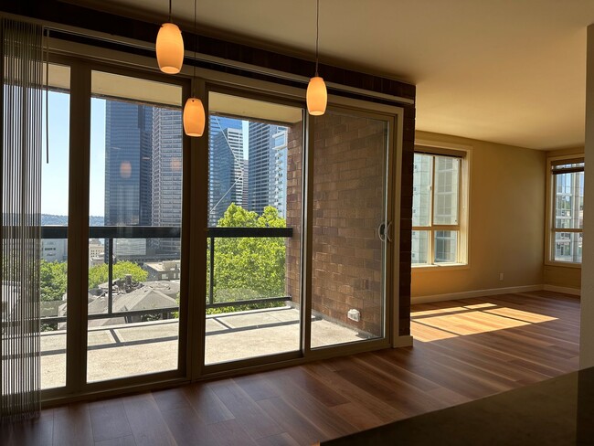 Building Photo - Spacious 2 Bedroom Condo with Spectacular ...