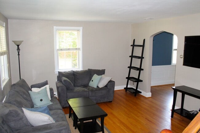 Building Photo - Charming 3 Bedroom/1.5 Bathroom Townhome in Rodgers Forge, MD!
