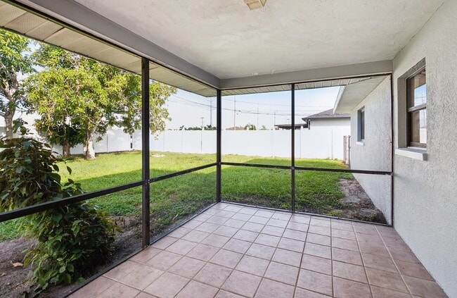 Building Photo - 206 SE Santa Barbara Pl