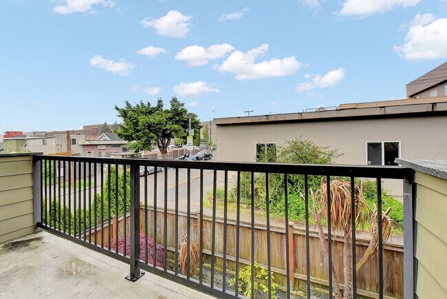 Foto del edificio - Relax in this spacious townhome!