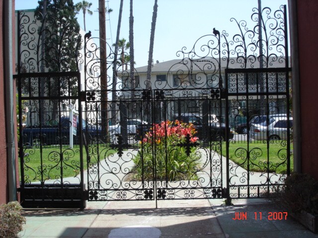Foto del edificio - 5323 Russell Ave