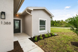 Building Photo - 1388 NW Charlie Green Dr