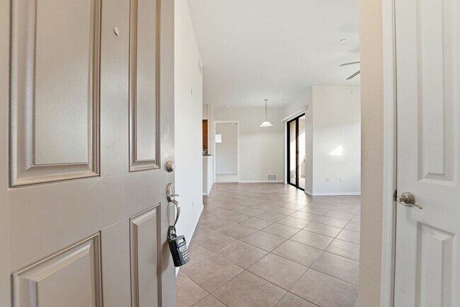 Foto del edificio - Luxury Gated Condo with Split Floorplan & Walk-In Closets