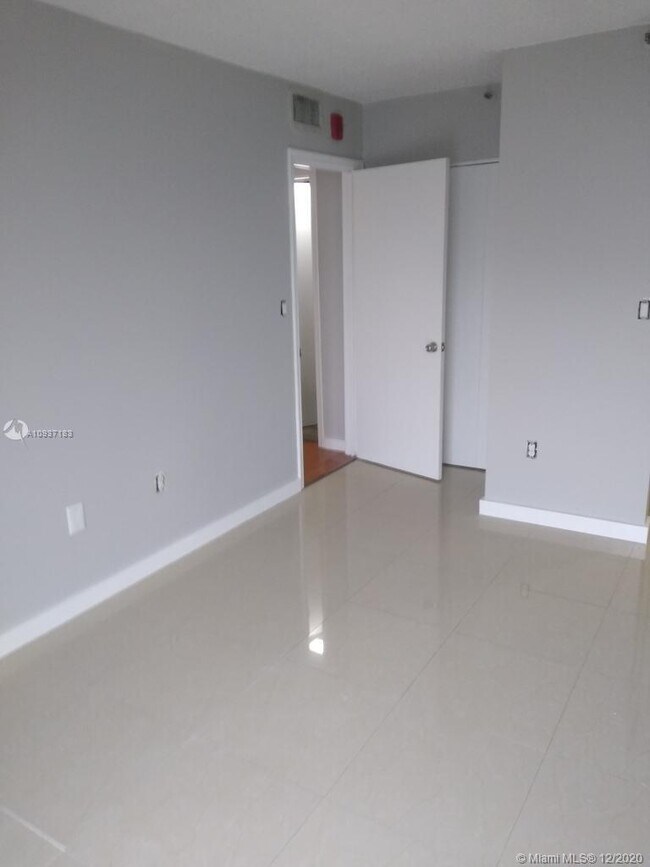 Foto del edificio - 911 E Ponce De Leon Blvd