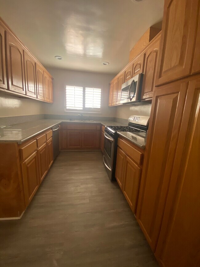 Building Photo - 442 S Rexford Dr