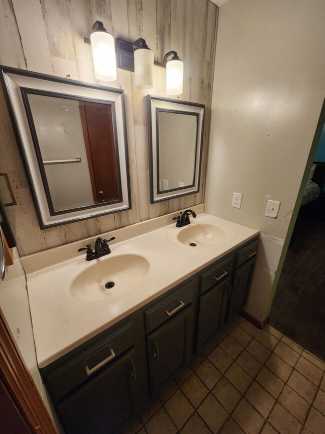 Master bath - 406 Lacosta Ave