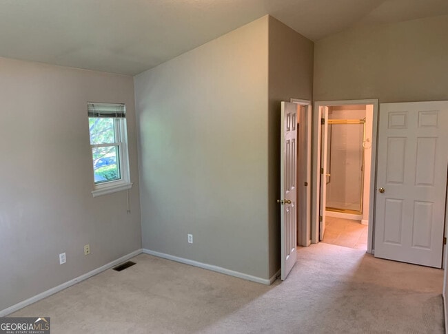Building Photo - 2866 Hidden Dr