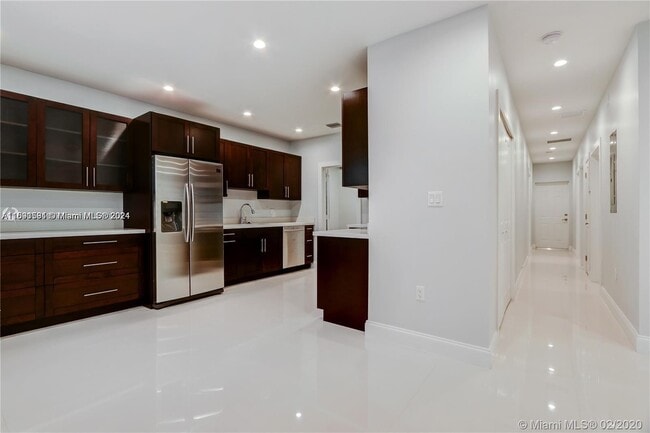 Building Photo - 1402 SE 9th Ct
